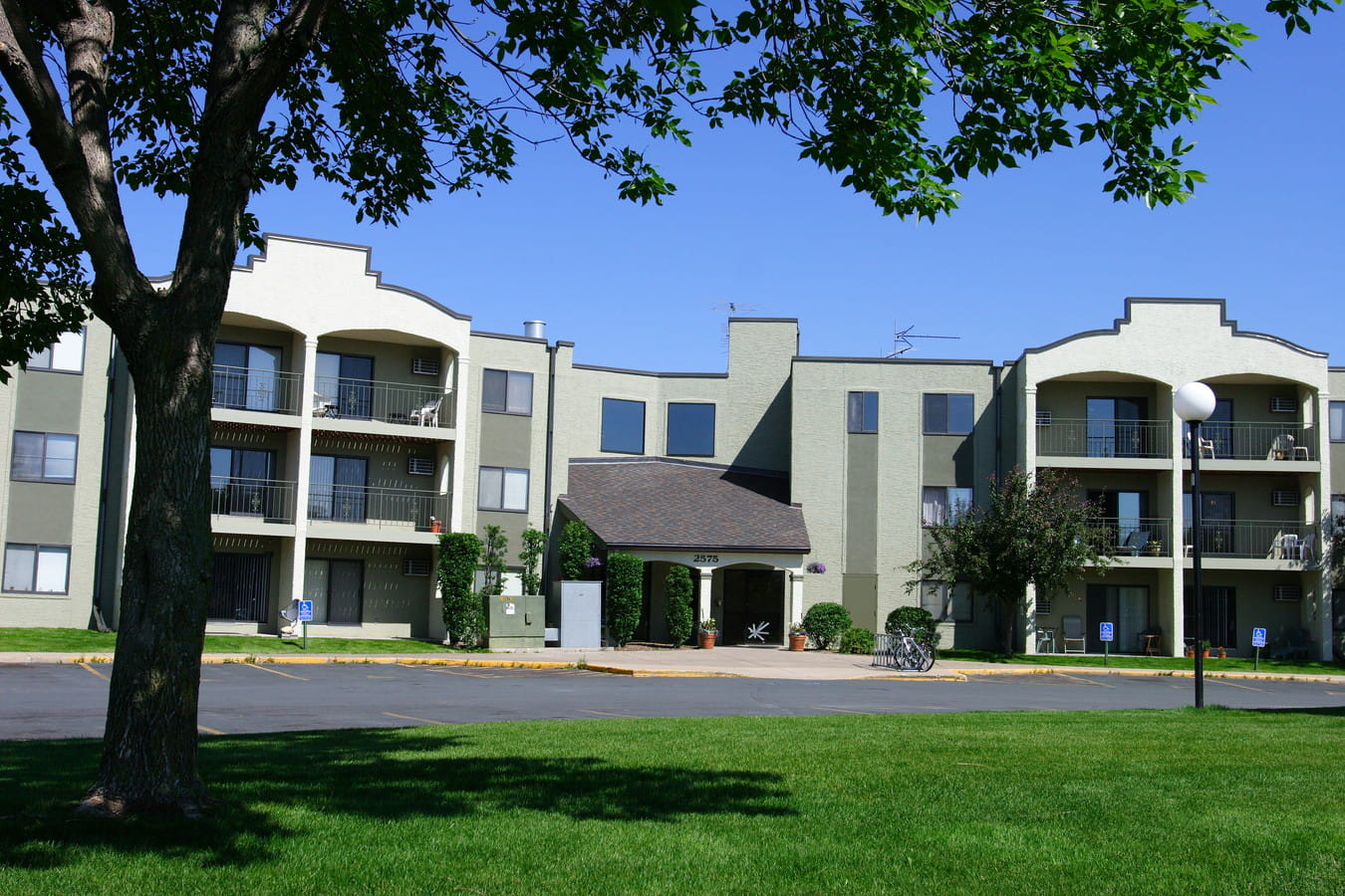 Pondview Apartments in Maplewood, MN | Top Reviews, Photos